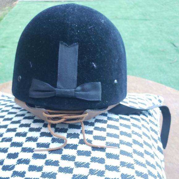 Wembly Velvet Helmet - Picture 2 of 3